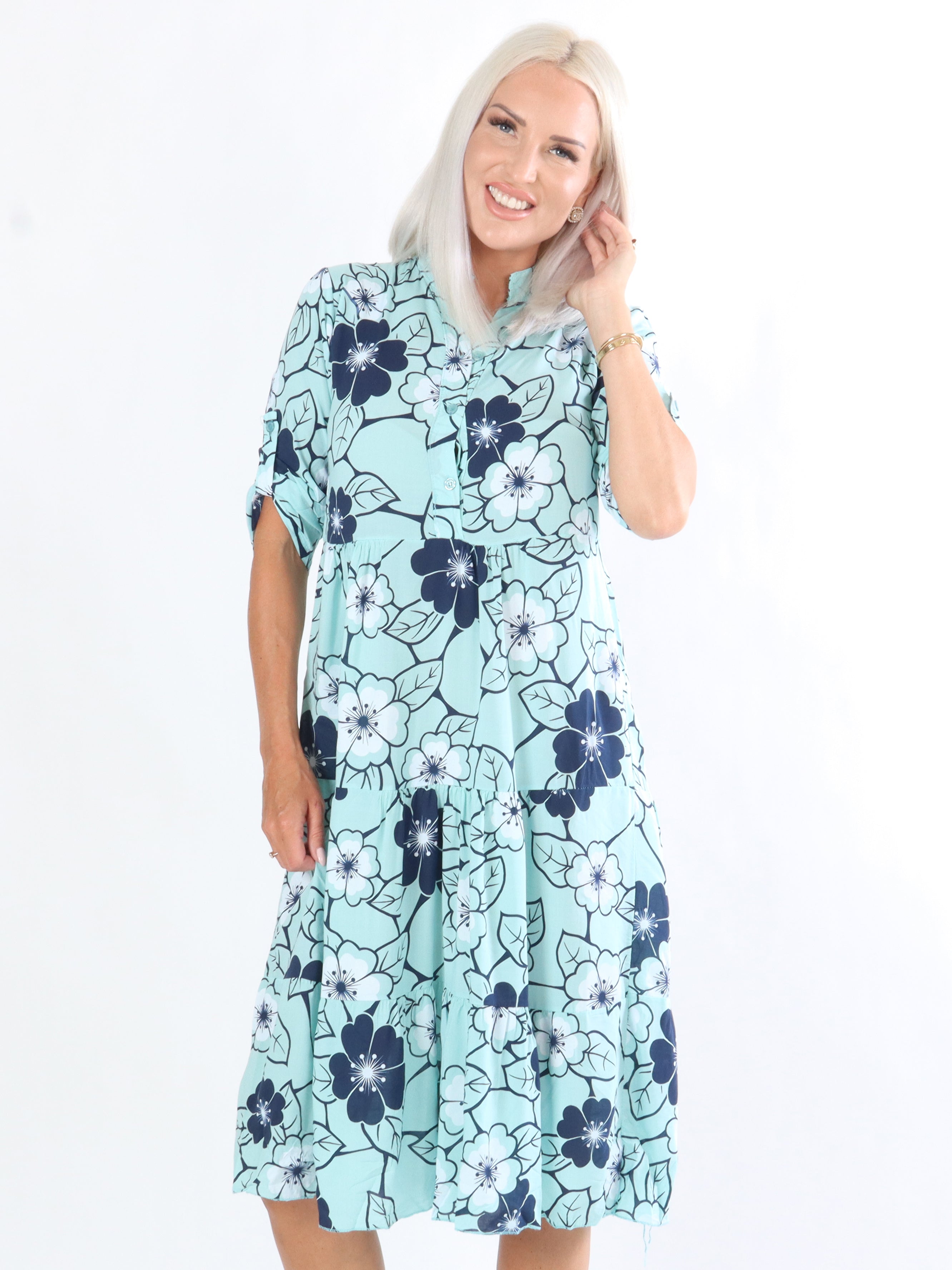 Darcy - Kjole med blomstermotiv i lag på lag look